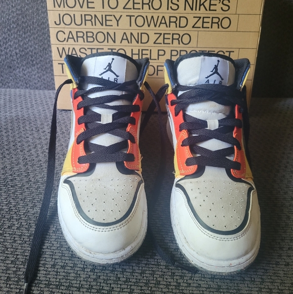 NIKE Air Jordan AJ1 Mid SE - Boys' Grade School  Size 6Y - Picture 10 of 16
